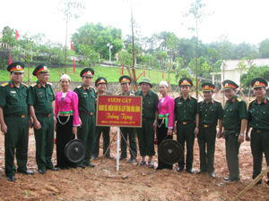 Đồng chí Hoàng Việt Cường, Bí thư Tỉnh uỷ, lãnh đạo Bộ CHQS tỉnh và Quân khu 3 tại vườn cây Đảng bộ, nhân dân và LLVT tỉnh Hòa Bình trồng tặng LLVT Quân khu 3.